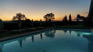 Piscina stagionale all'aperto, ombrelloni da piscina, lettini