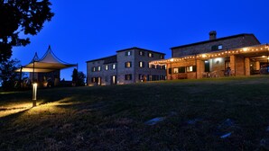 A building with a covered patio area and a brick facade. - Porsenna Resort (Castiglione del Lago)