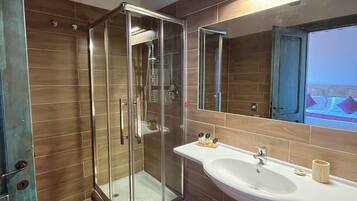 Camera Economy | Bagno | Doccia, set di cortesia gratuito, asciugacapelli, accappatoio