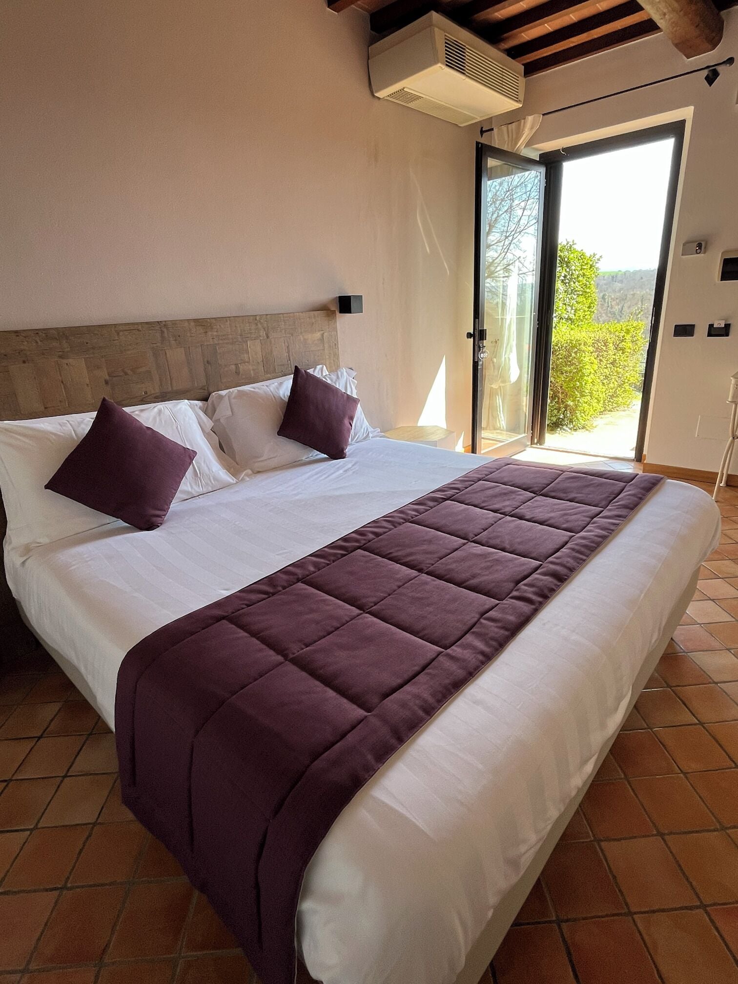 Camera Economy | Una scrivania, tende oscuranti, Wi-Fi gratuito, lenzuola