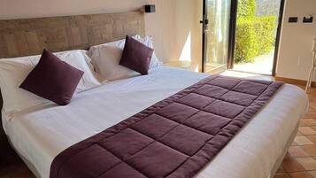 Camera Economy | Una scrivania, tende oscuranti, Wi-Fi gratuito, lenzuola