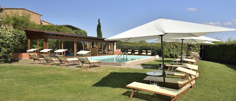 Een seizoensgebonden buitenzwembad, parasols voor strand/zwembad