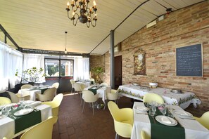 Frühstück, Mittagessen, Abendessen, lokale Küche, Blick auf den Pool 