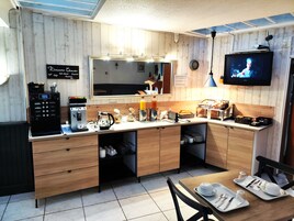 Daily buffet breakfast (EUR 9.50 per person)