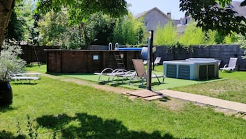 Una piscina al aire libre de temporada