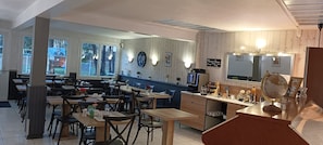 Daily buffet breakfast (EUR 9.50 per person) - Hôtel Le P'tit Monde (Montignac)