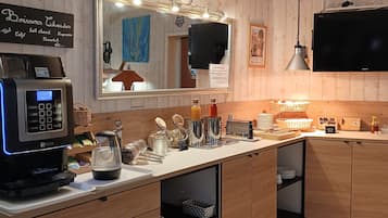 Daily buffet breakfast (EUR 9.50 per person)