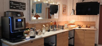 Desayuno buffet diario (EUR 9.50 por persona)