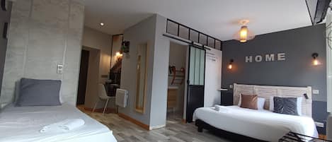 Chambre Triple Confort, vue jardin | Literie de qualité supérieure, coffres-forts dans les chambres