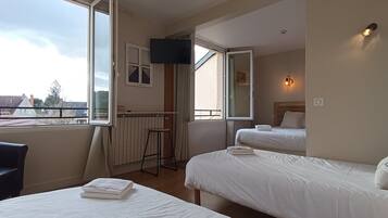 Chambre Quadruple Confort, vue jardin | Literie de qualité supérieure, coffres-forts dans les chambres