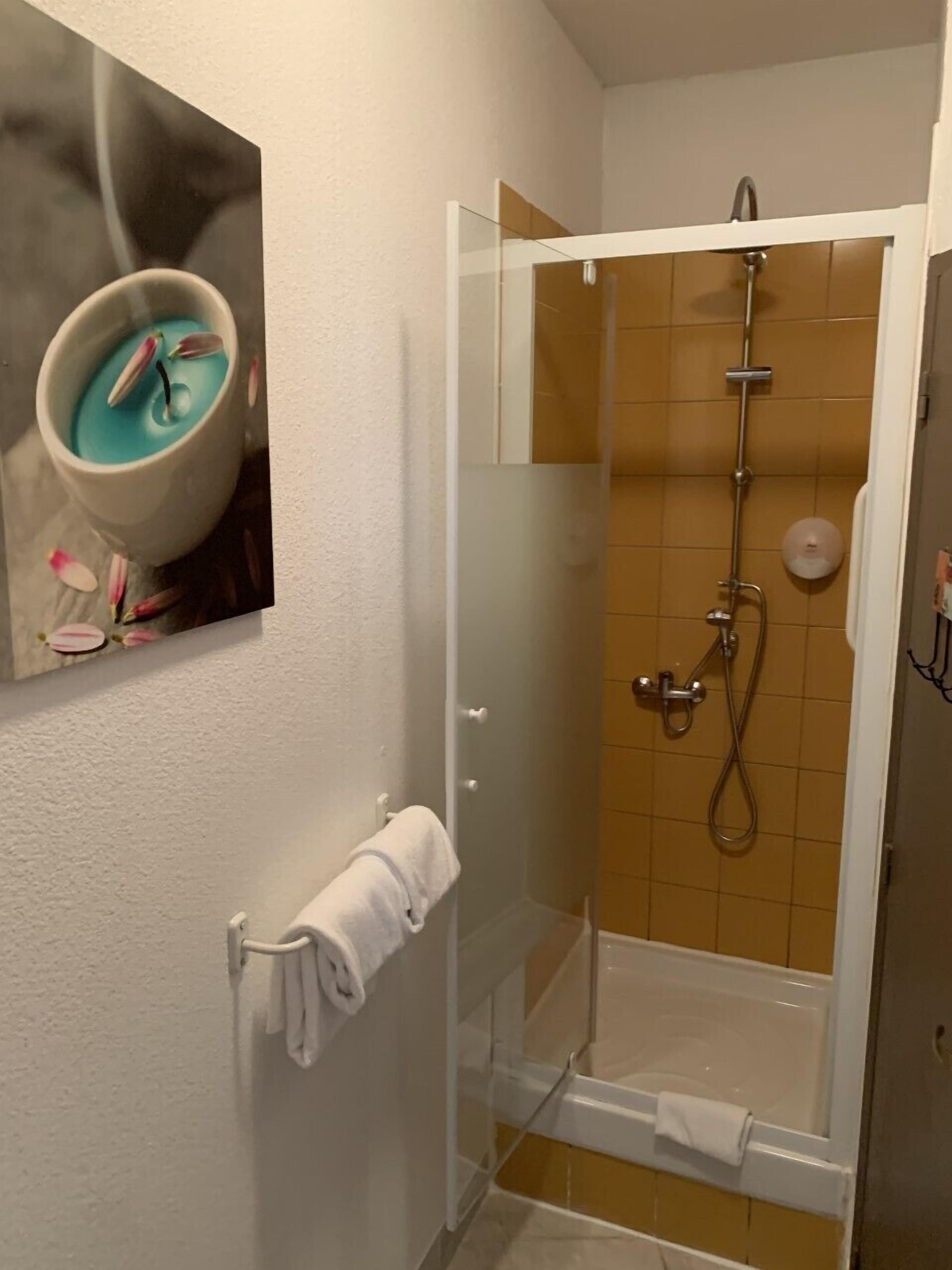 twin room, garden view | bathroom