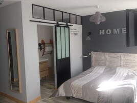 Quarto triplo conforto, vista para o jardim | Roupas de cama premium, cofres nos quartos, cortinas blackout