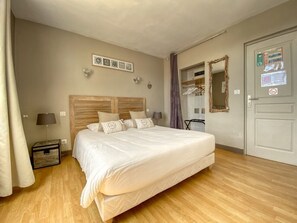Comfort Triple Room, Garden View | Premium bedding, in-room safe, blackout curtains, iron/ironing board