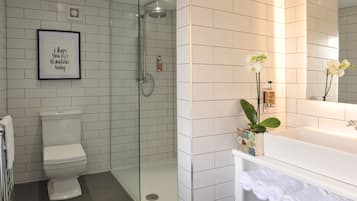 Superior Double Room, 1 King Bed | Bathroom | Shower, rainfall showerhead, free toiletries, hair dryer