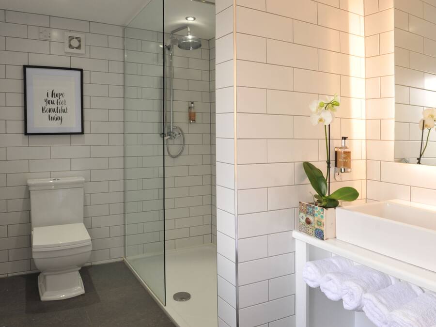 Habitación doble superior, 1 cama King size | Baño | Regadera, regadera tipo lluvia, amenidades de baño gratuitas