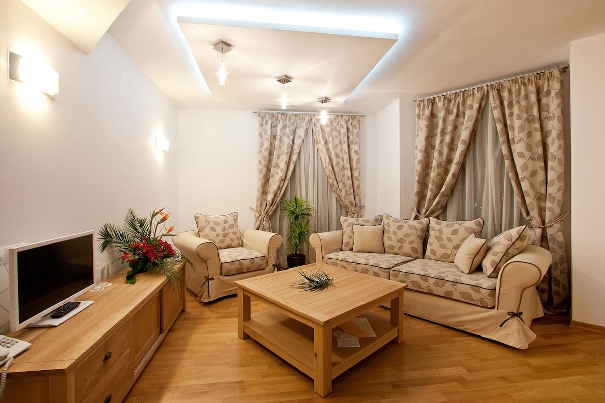 Maisonette, 2 bedrooms | Woonruimte | Een televisie, boeken en vloerverwarming