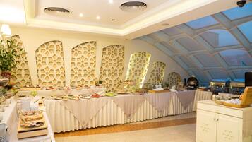 Daily buffet breakfast for a fee