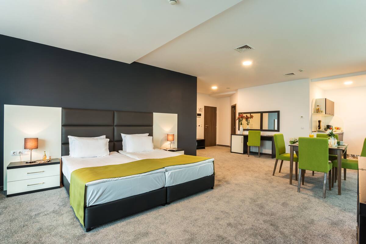 Deluxe Studio | Minibar, in-room safe, desk, laptop workspace