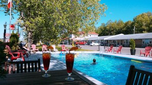 Outdoor pool - Silverwood Inn & Suites (Fredericton)