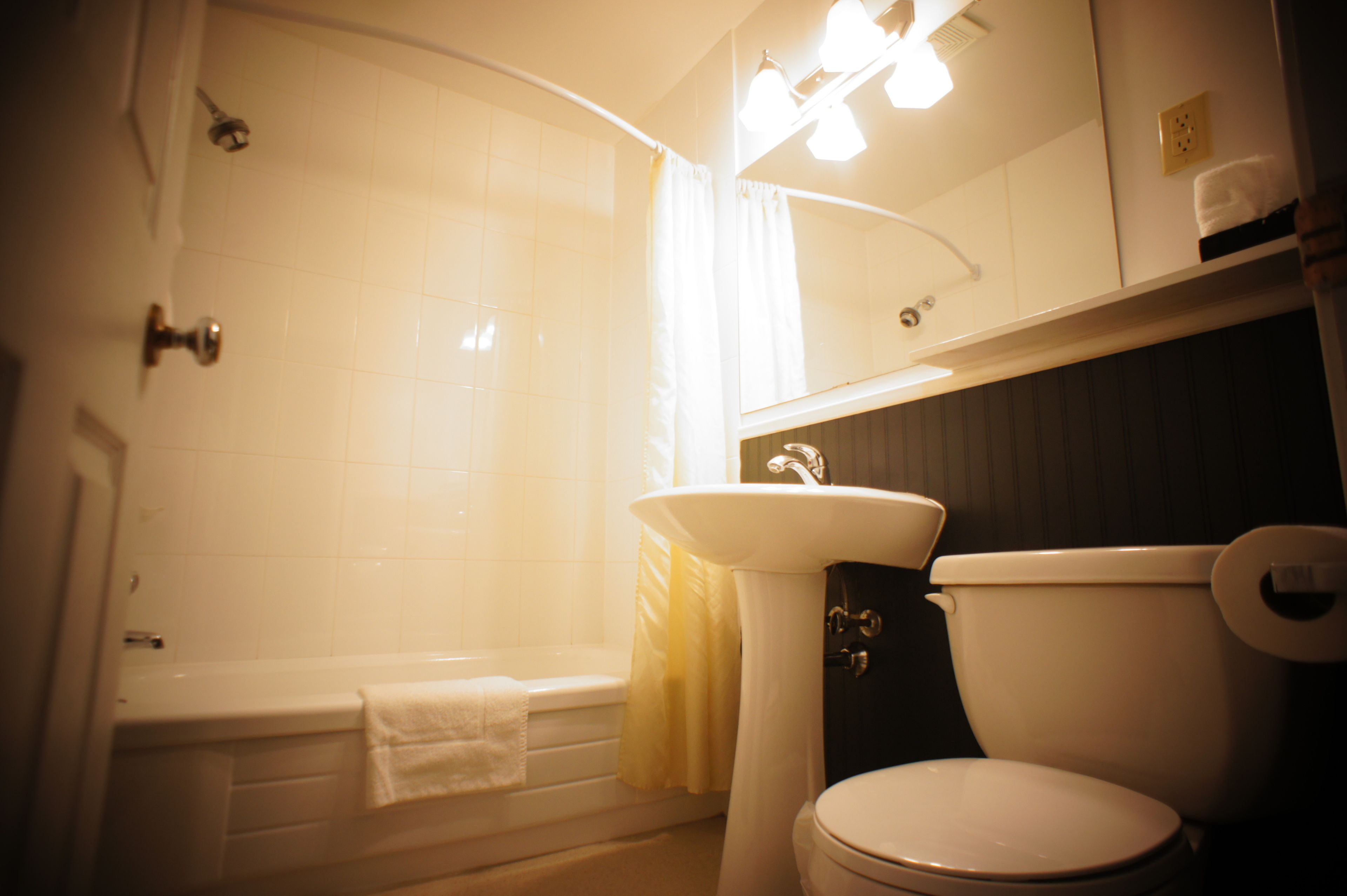 Single Room, 1 Queen Bed, Non Smoking | Bathroom | Combined shower/tub, free toiletries, hair dryer, towels