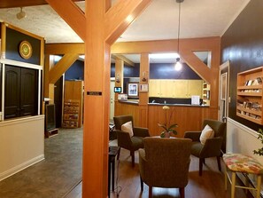 Lobby sitting area - Silverwood Inn & Suites (Fredericton)