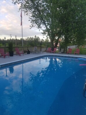 Outdoor pool - Silverwood Inn & Suites (Fredericton)