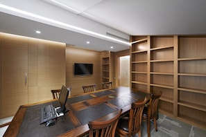 Suíte empresarial, 1 cama King, sacada, vista para a colina | Business Center no quarto