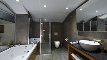 Business Suite, 1 King Bed, Balcony, Hill View | Jetted tub