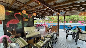 Serviço de almoço, culinária internacional, vistas para a piscina