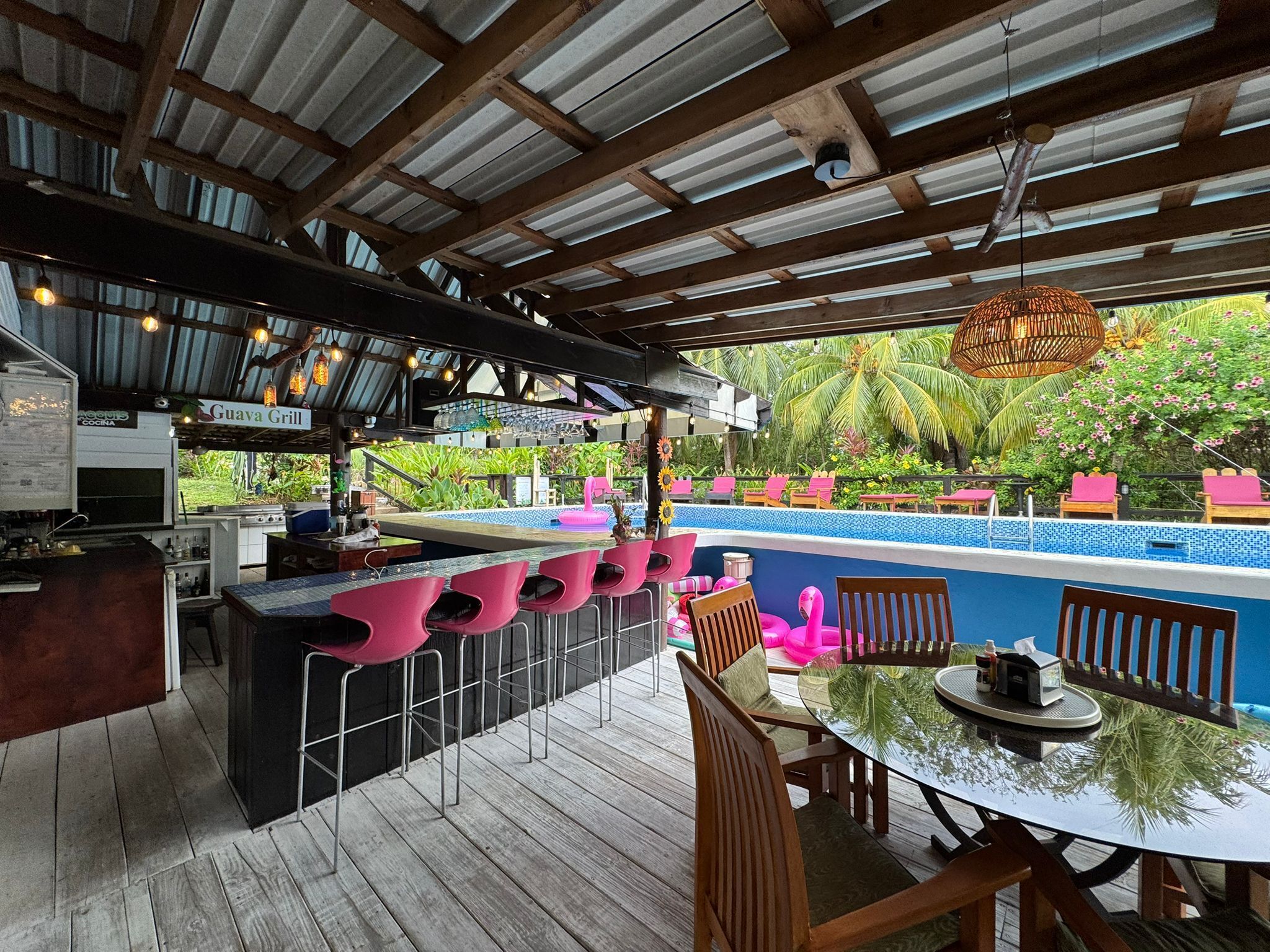 Se sirven comidas, cenas y cocina internacional con vista a la alberca