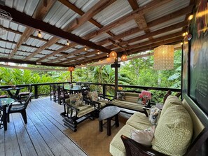 Serviço de almoço, culinária internacional, vistas para a piscina 