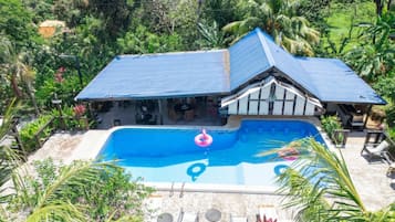 Piscina all'aperto, lettini