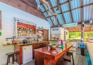 Swim-up bar - Guava Grove Resort & Villas (Roatan)