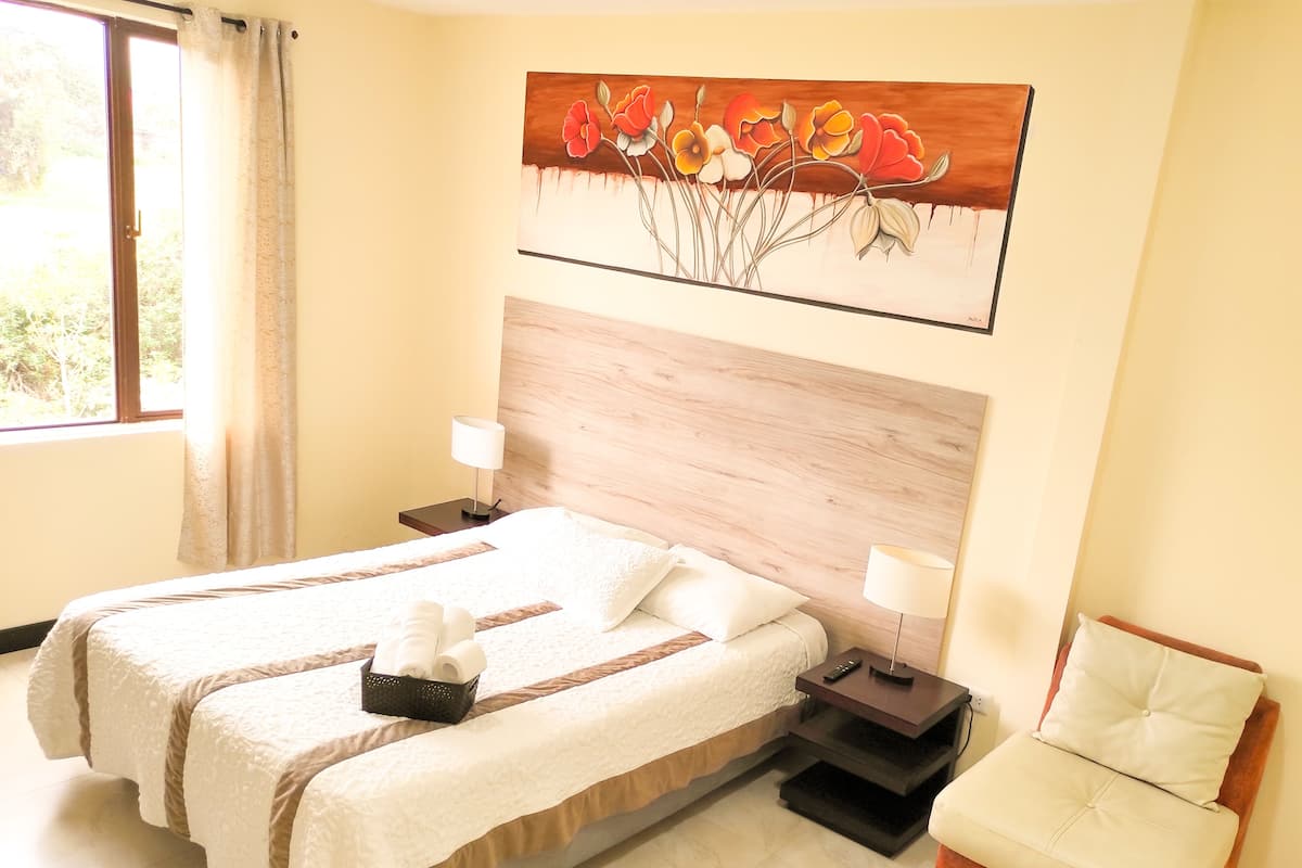 Een bureau, babybedden (toeslag), extra bedden (toeslag), gratis wifi