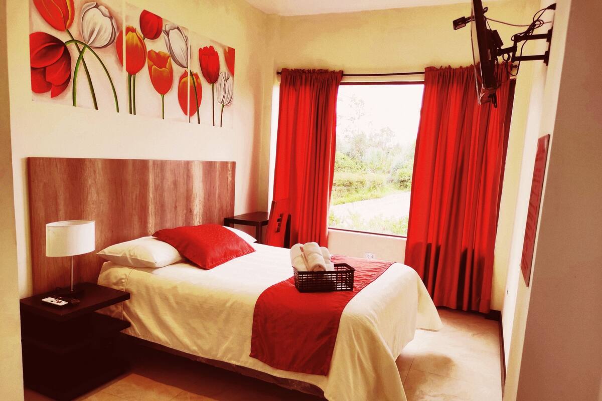 Deluxe tweepersoonskamer, 1 queensize bed, aan tuin | Een bureau, babybedden (toeslag), extra bedden (toeslag), gratis wifi