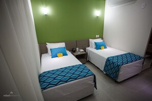 Standard Room, 2 Single Beds, Non Smoking | Minibar, in-room safe, desk, free cribs/infant beds - Comfort Hotel Rio Branco (Rio Branco)