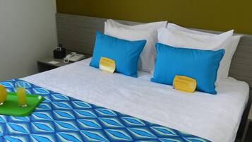 Deluxe Room, 1 Queen Bed, Non Smoking | Minibar, in-room safe, desk, free cribs/infant beds