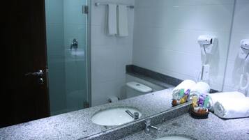 Standard Room, 2 Single Beds, Non Smoking | Bathroom | Free toiletries, hair dryer