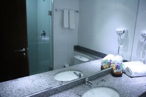 Standard Room, 2 Single Beds, Non Smoking | Bathroom | Free toiletries, hair dryer - Comfort Hotel Rio Branco (Rio Branco)