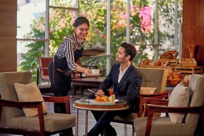 3 restaurants, breakfast, lunch, dinner served; international cuisine - Four Points By Sheraton Makassar (Makassar)