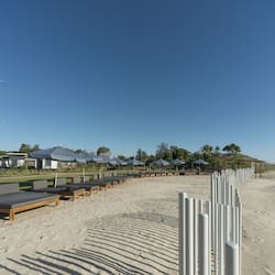 Accommodatie ligt op het strand, wit zand, ligstoelen, parasols