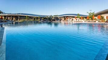 2 outdoor pools, free cabanas, pool umbrellas