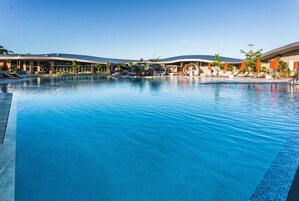 2 piscinas al aire libre, camas de piscina gratis, sombrillas