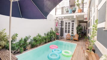 Hồ bơi ngoài trời