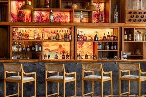 3 bars/lounges
