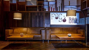 3 bars/lounges