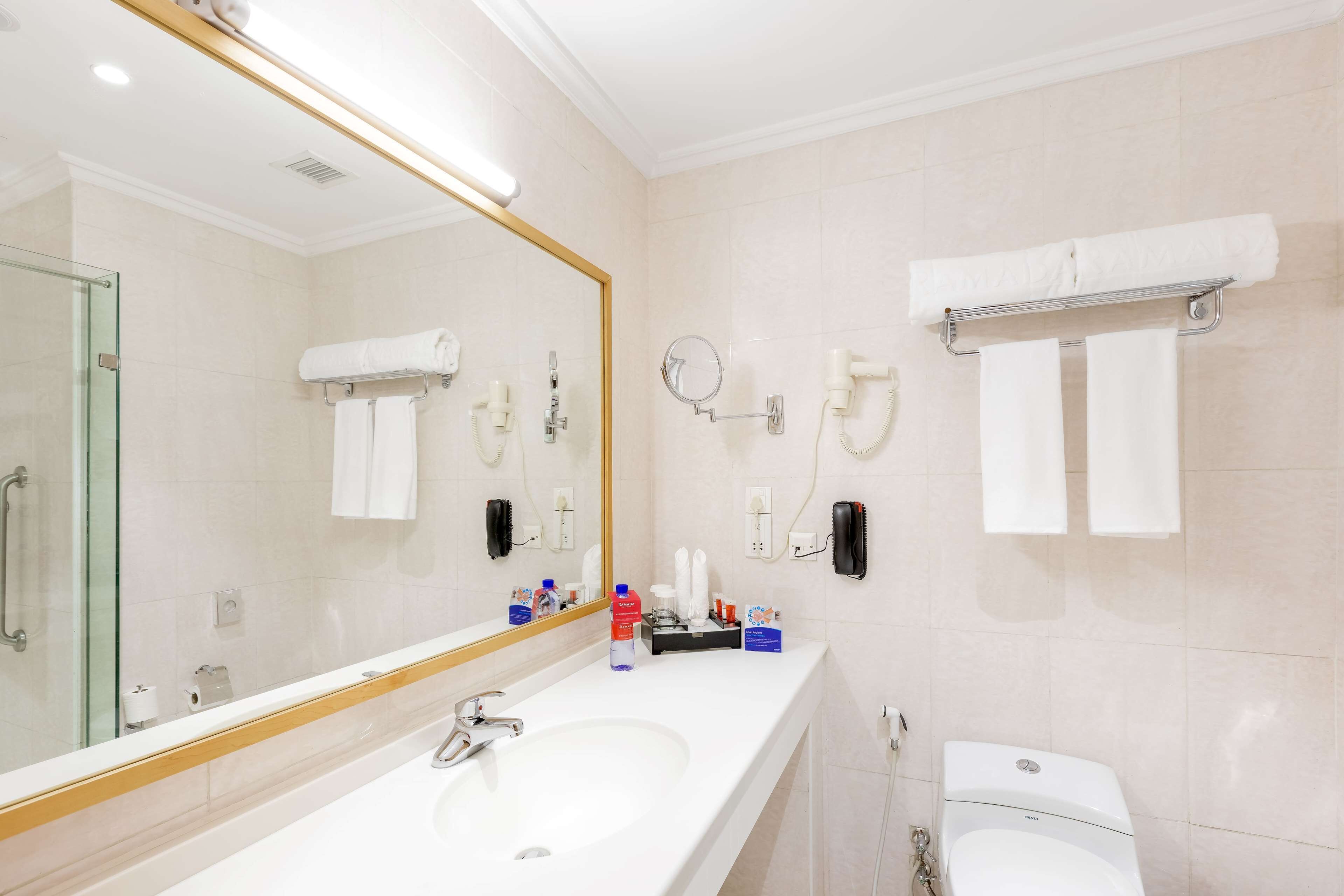 shower, rainfall showerhead, free toiletries, hair dryer