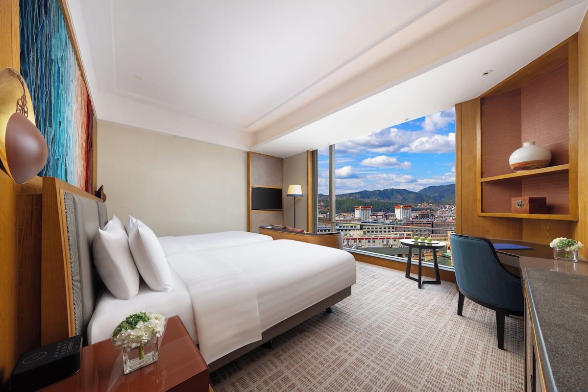 Luxe beddengoed, een minibar, een kluis op de kamer