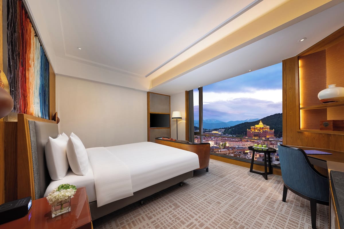 Deluxe kamer, 1 kingsize bed, uitzicht op bergen | Luxe beddengoed, een minibar, een kluis op de kamer
