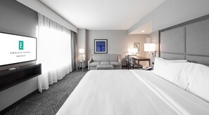 客房內保險箱、書桌、筆電工作空間、熨斗/熨衣板